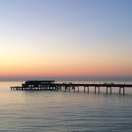 Spacious Beach Front Apartment With Stunning Sea Views Deal Eksteriør billede